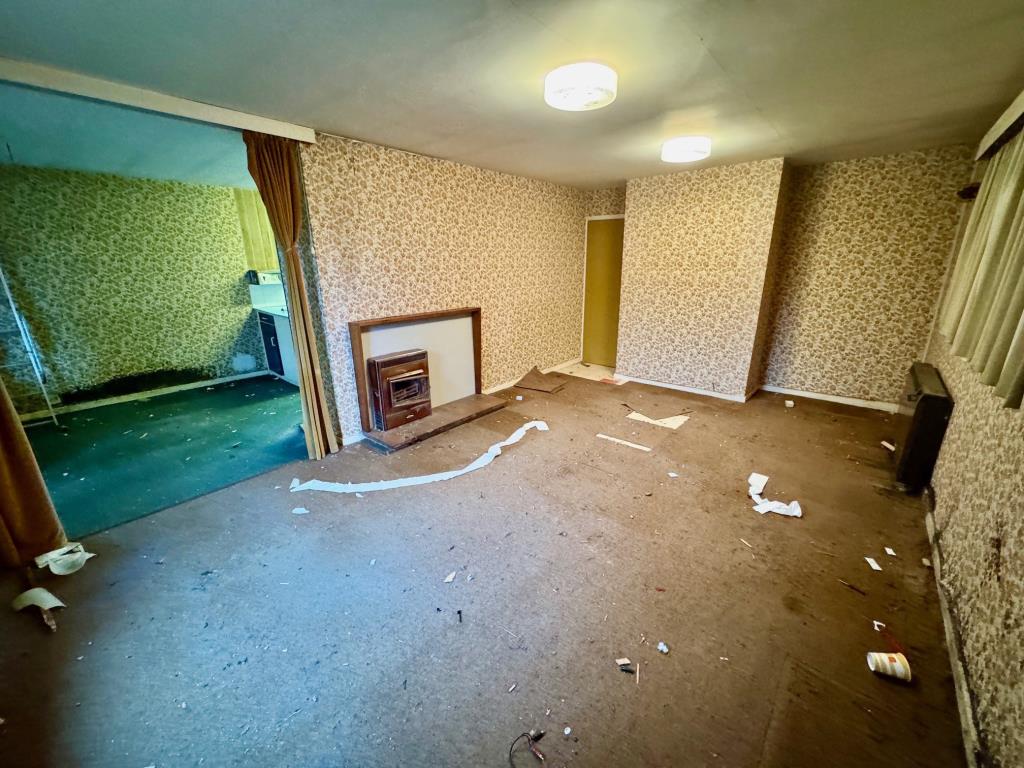 Lot: 164 - DETACHED BUNGALOW WITH GARAGE FOR TOTAL REFURBISHMENT - Living room